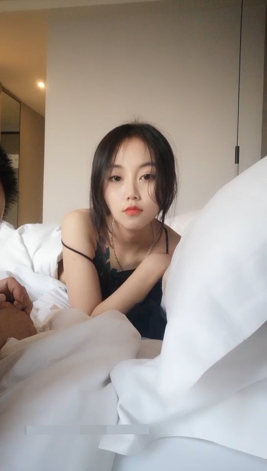 学妹和眼镜学长直播啪啪1封面图